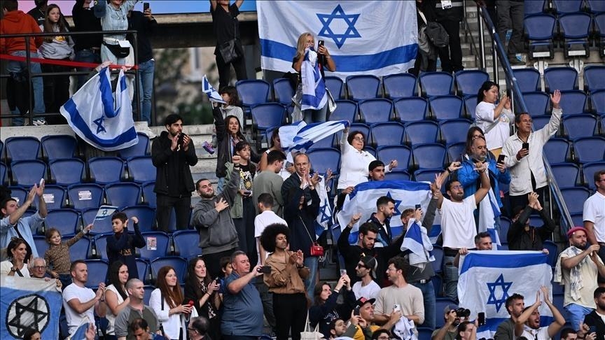 la FIFA sanctionne la fédération israélienne et lui impose un ultimatum de 60 jours.