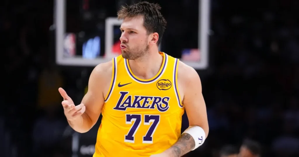 Luka Doncic efface un record détenu par James Harden depuis 2019 lors de la victoire des Lakers à Miami