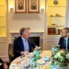 Arrivée aux États-Unis, la délégation ukrainienne négocie avec deux figures clés du camp Donald Trump.