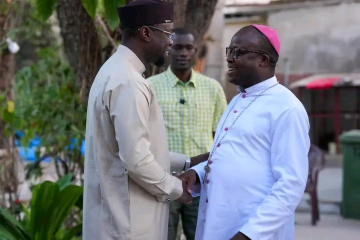 Ousmane Sonko en visite de courtoisie chez Monseigneur Jean-Baptiste Valter Manga