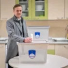 le parti au pouvoir devance de 3 sièges un opposant accusé de liens avec une firme d’espionnage.