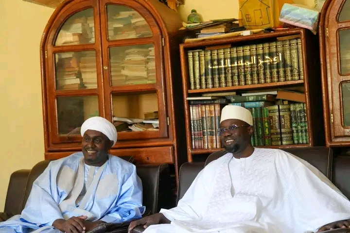 Sonko en visite de courtoisie chez l’Imam Ratib Chérif Ismaïla Aïdara et la famille de feu Chérif Alioune Aïdara
