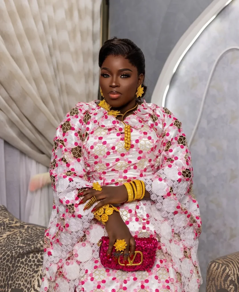 L’influenceuse Maman Vulgaire attire tous les regards avec cette pièce traditionnelle revisitée