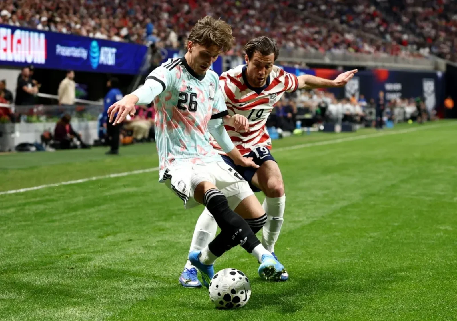 une correction sur le terrain et un drame mortel en tribunes assombrissent la préparation