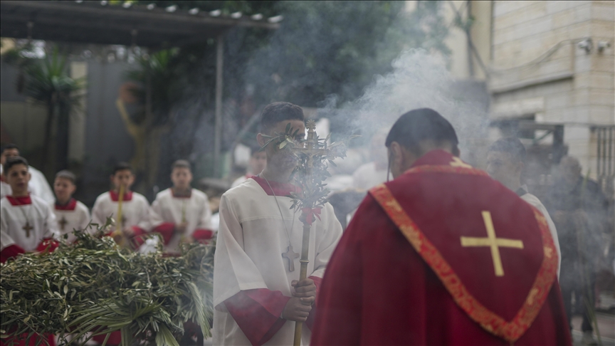 la police israélienne ferme les lieux saints et empêche une célébration vieille de plusieurs siècles