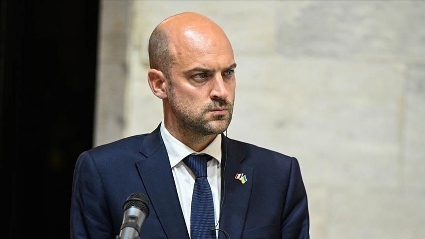 la riposte diplomatique immédiate déclenchée par la France