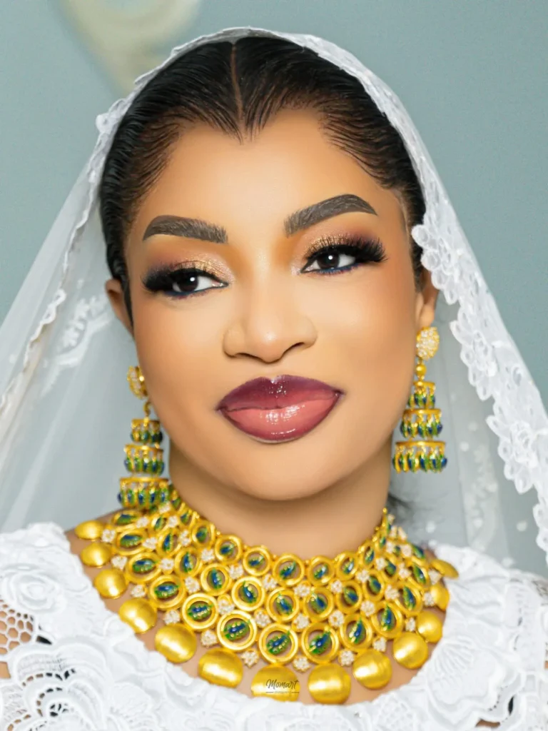 l’apparition éclatante de la fille du milliardaire Mackiyou Faye dans une tenue hautement symbolique