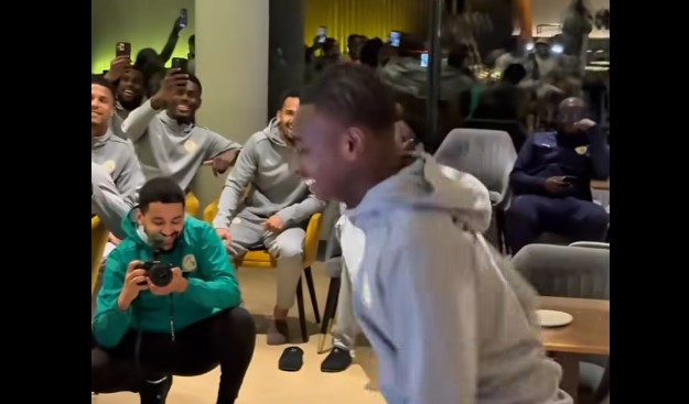 La danse hilarante de Mamadou Diakhon fait exploser la salle (vidéo)