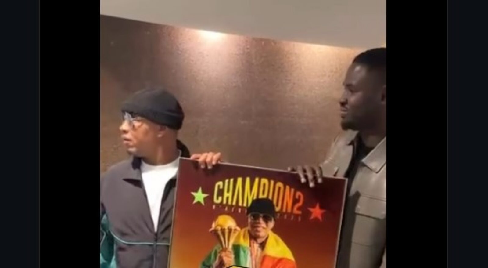 Malgré la polémique, Kalidou Koulibaly dégaine une fortune pour célèbrer les Lions avec un geste fort (vidéo)