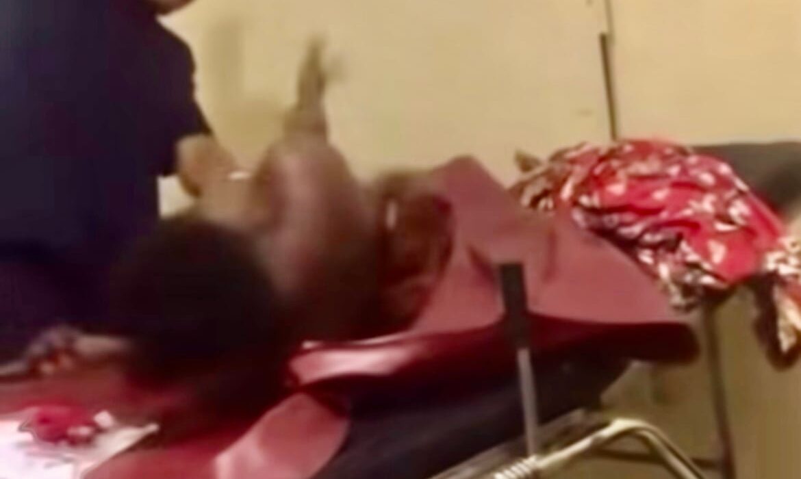 Un médecin filmé en train de frapper une femme en couches, le pays sous le choc