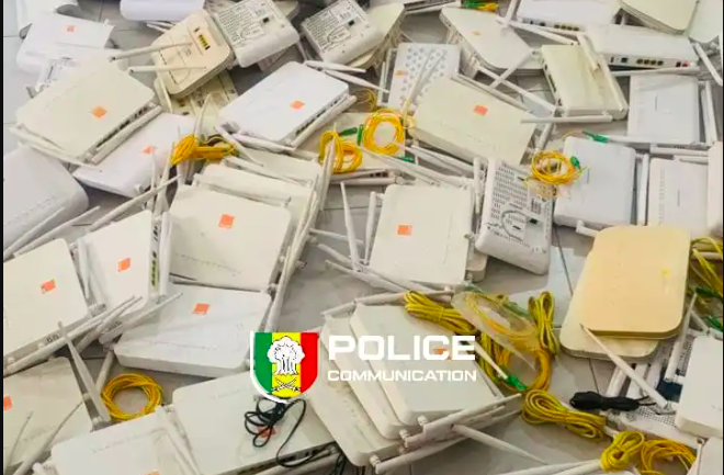 un individu arrêté avec 97 modems Wifi volés