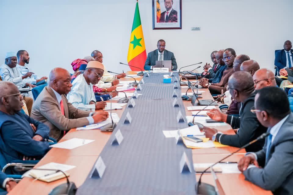 le gouvernement adopte 13 mesures pour relancer le dialogue