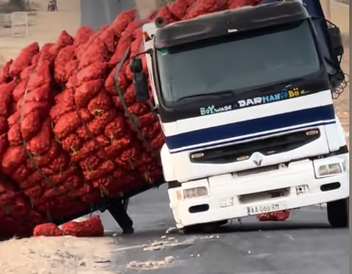 un camion transportant des oignons bascule sur la route (photos)