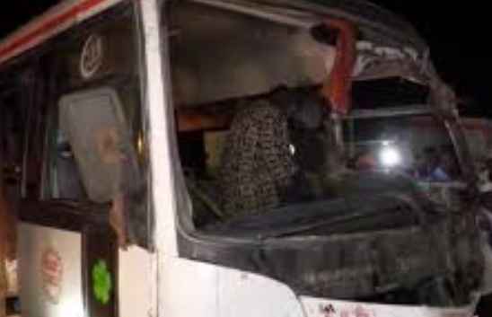 le véhicule transportant les joueurs heurte violemment un camion