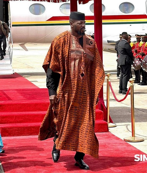 Mamadi Doumbouya de retour à Conakry après trois semaines d’absence