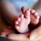 elle accouche et enferme son bébé dans un tiroir