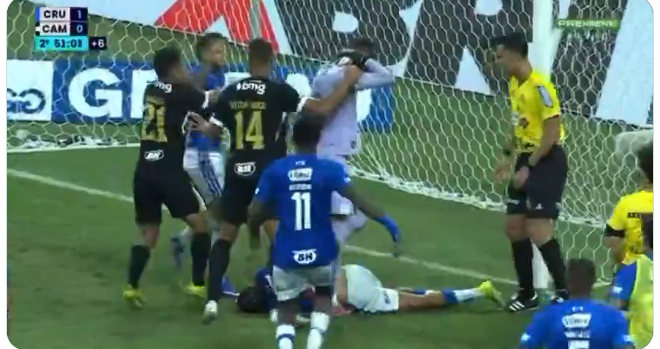 23 expulsions après une bagarre générale (Vidéo)