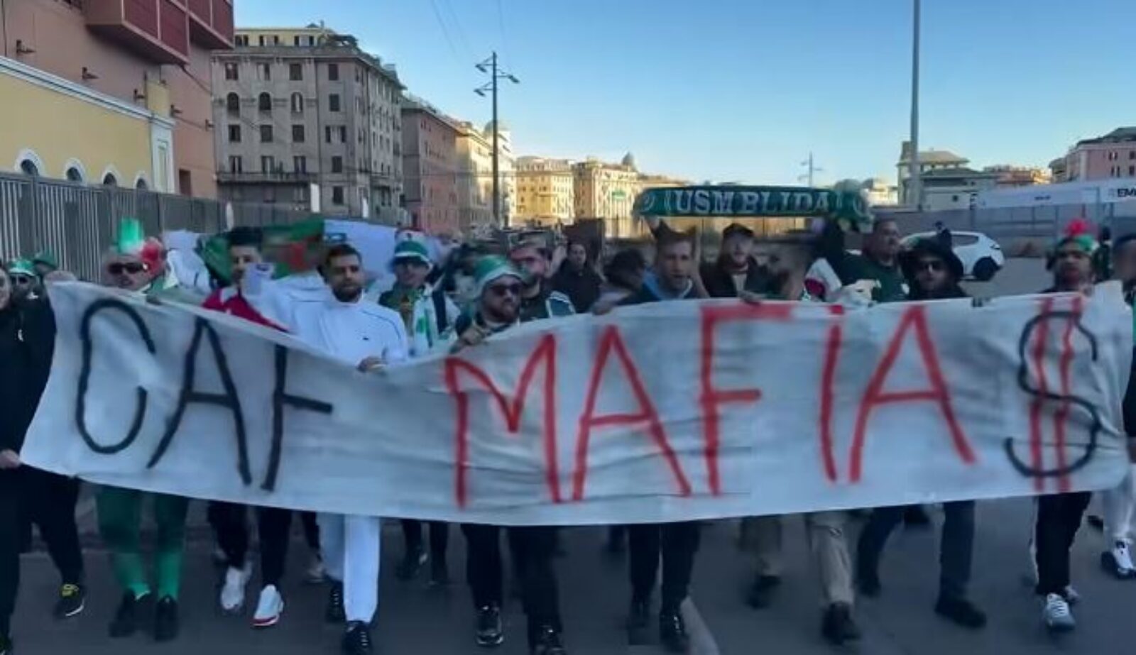 « CAF MAFIA », Les supporters algériens détruisent la Confédération Africaine de Football dans une banderole viral