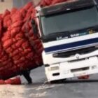 Un camion chargé de sacs d’oignons se renverse sur la route de Tivaouane, les images (photos)