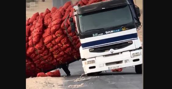 Un camion chargé de sacs d’oignons se renverse sur la route de Tivaouane, les images (photos)