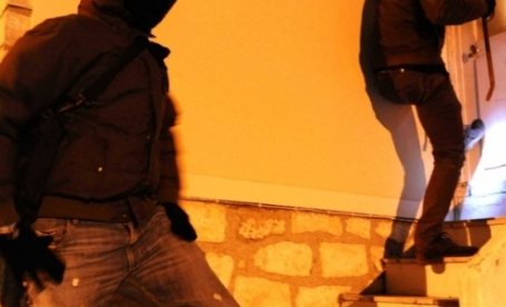 Un homme masqué dérobe le contenu d’un comptoir…