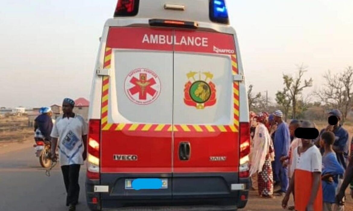 Un homme retrouvé sauvagement tué au milieu de la route, un foulard solidement attaché à son…