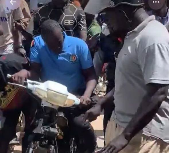 Accusé de rouler sans casque, la vérité derrière la vidéo virale d’un ASP