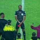 Espérance Tunis – Al Ahly : Issa Sy siffle la fin et sort son carton rouge pour menacer les joueurs, la séquence enflamme la toile (vidéo)