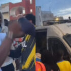 Deux étrangers échappent de justesse au lynchage, découvrez ce que la foule de jeunes a trouvé !