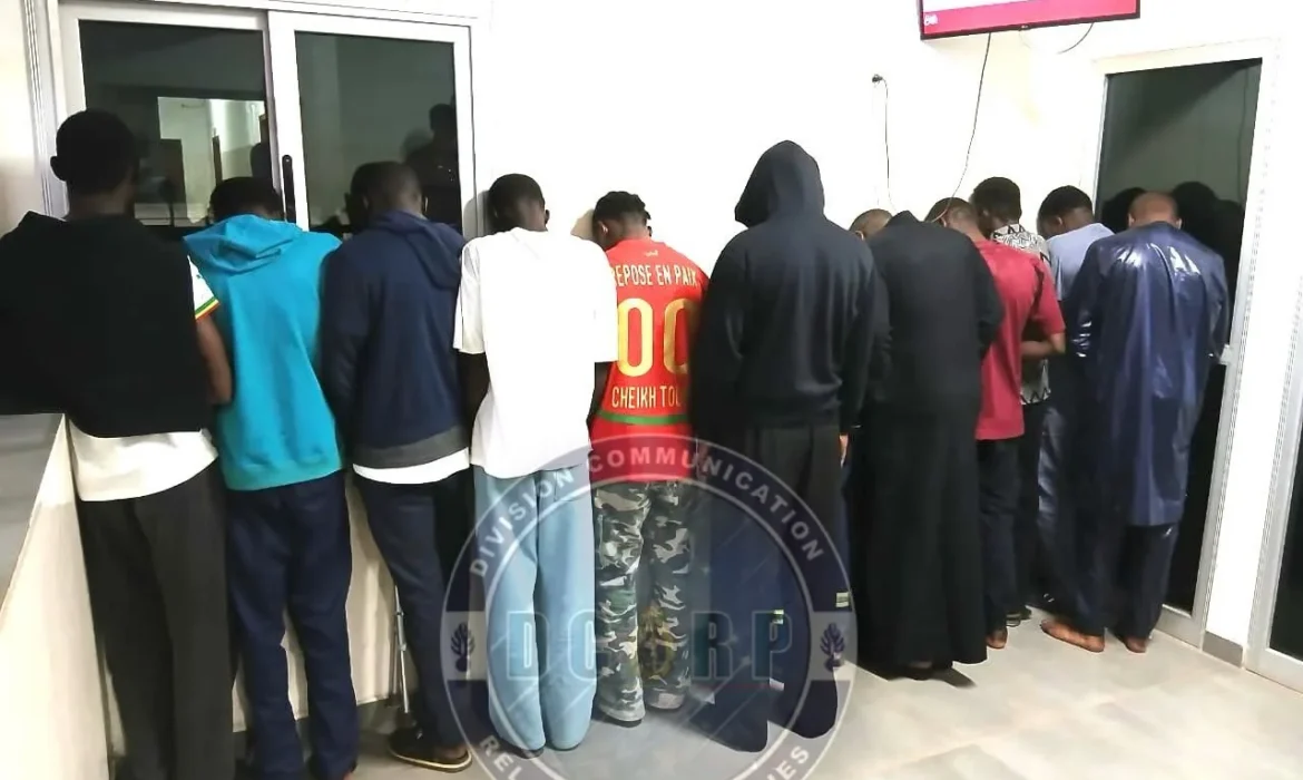 Après les interpellations massives, les autorités sanitaires montent au front