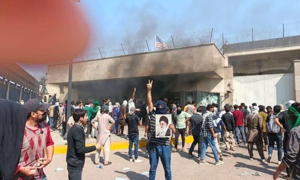 après la mort d’Ali Khamenei, des manifestants s’attaquent au consulat américain à Karachi (Vidéo)