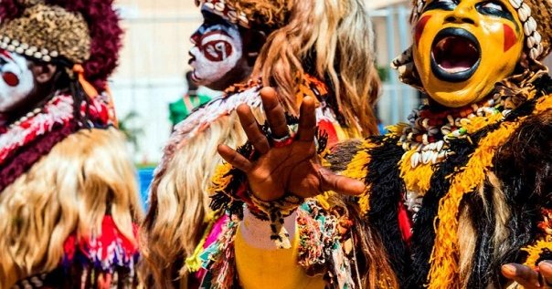 Un « Faux Lion » se brise le cou en plein spectacle devant la foule