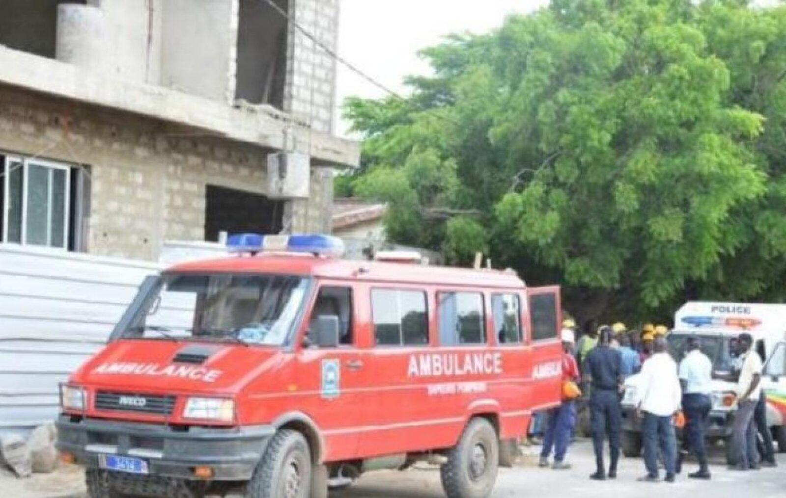 Un monte-charge chute et tombe sur des écoliers