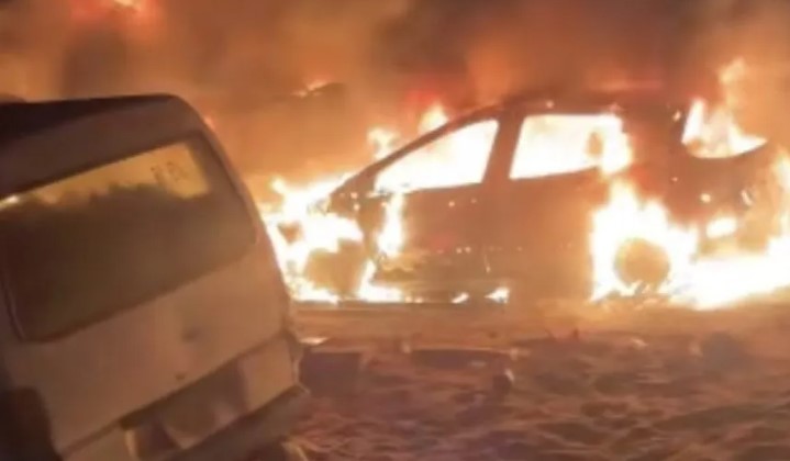 Un violent incendie ravage un garage et réduit 18 véhicules en cendres