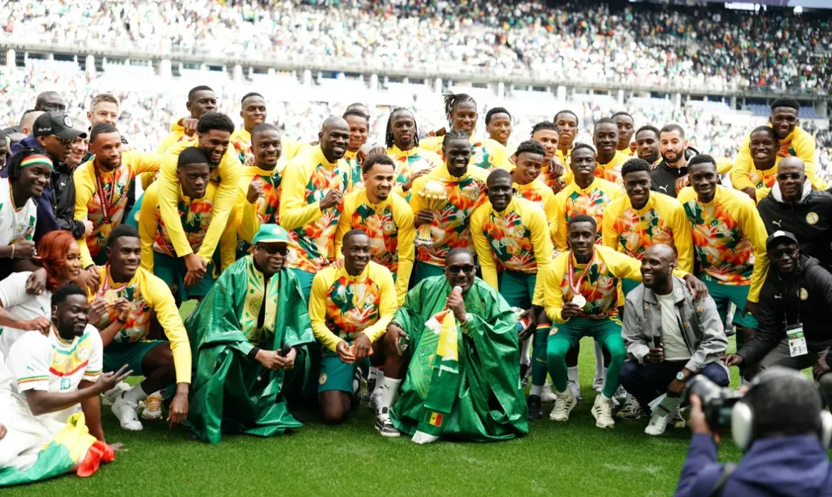 Le Sénégal présente le trophée de la CAN 2025 au Stade de France !
