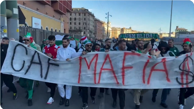 Des supporters algériens fustigent la CAF avant le match contre le Guatemala