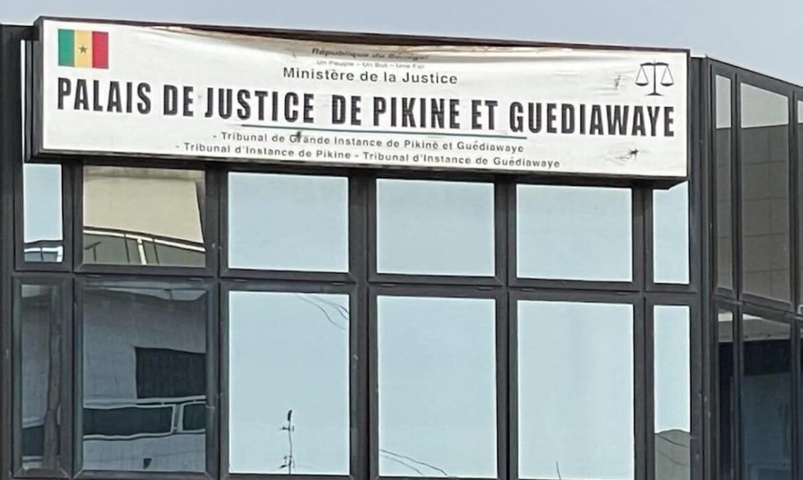 la mère soulève les draps et tombe sur l&rsquo;amant de sa fille de 17 ans, à l&rsquo;heure du kheud