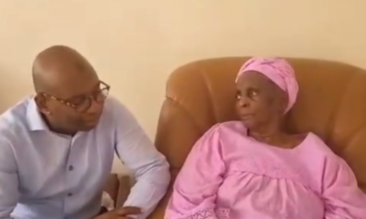 le ministre Moustapha Guirassy chante pour sa maman disparue