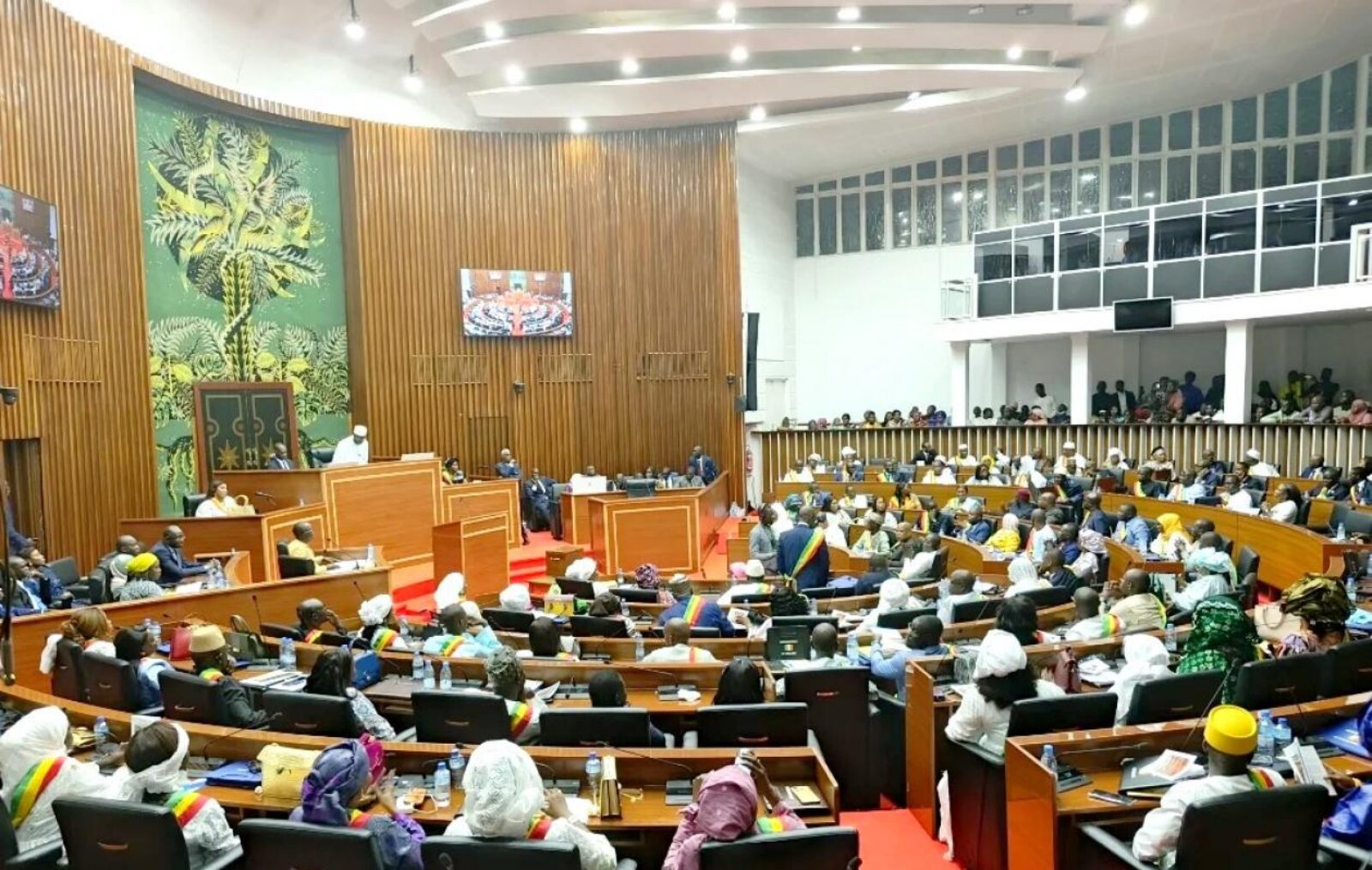 travaux parlementaires suspendus, ce qui a tout stoppé
