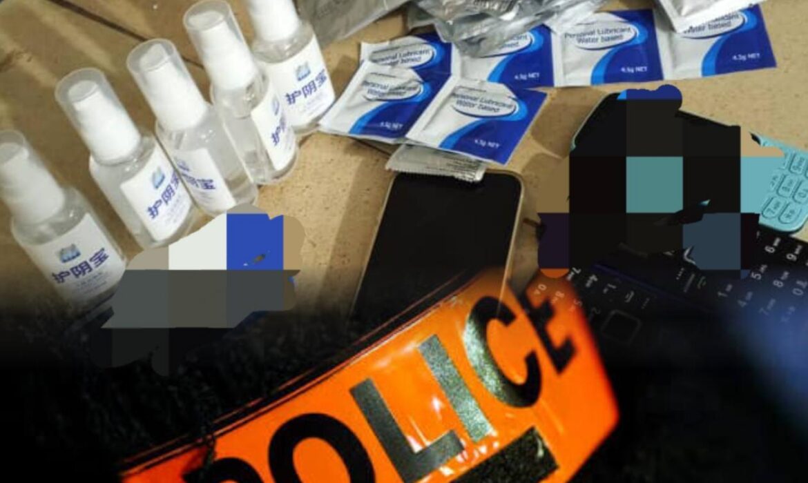 Piégé par son ami d&rsquo;enfance, un présumé homosexu,el arrêté presque nu avec ses préservatifs