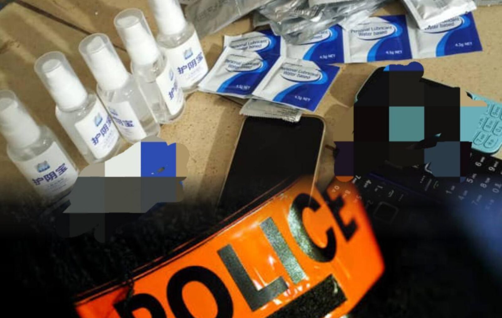 Piégé par son ami d&rsquo;enfance, un présumé homosexu,el arrêté presque nu avec ses préservatifs