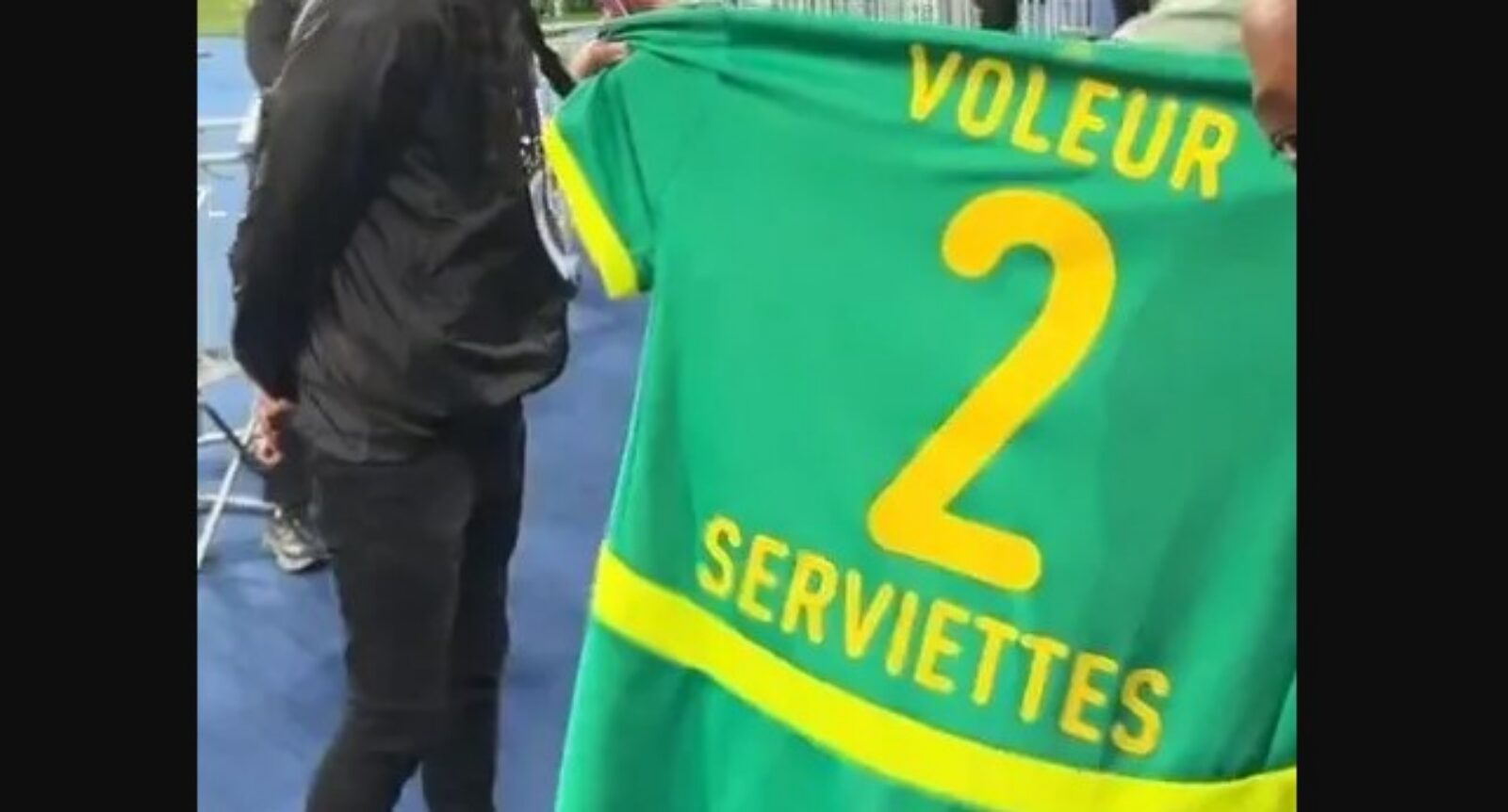 Lamine Camara refuse de signer le maillot floqué « voleur de serviettes » (vidéo)