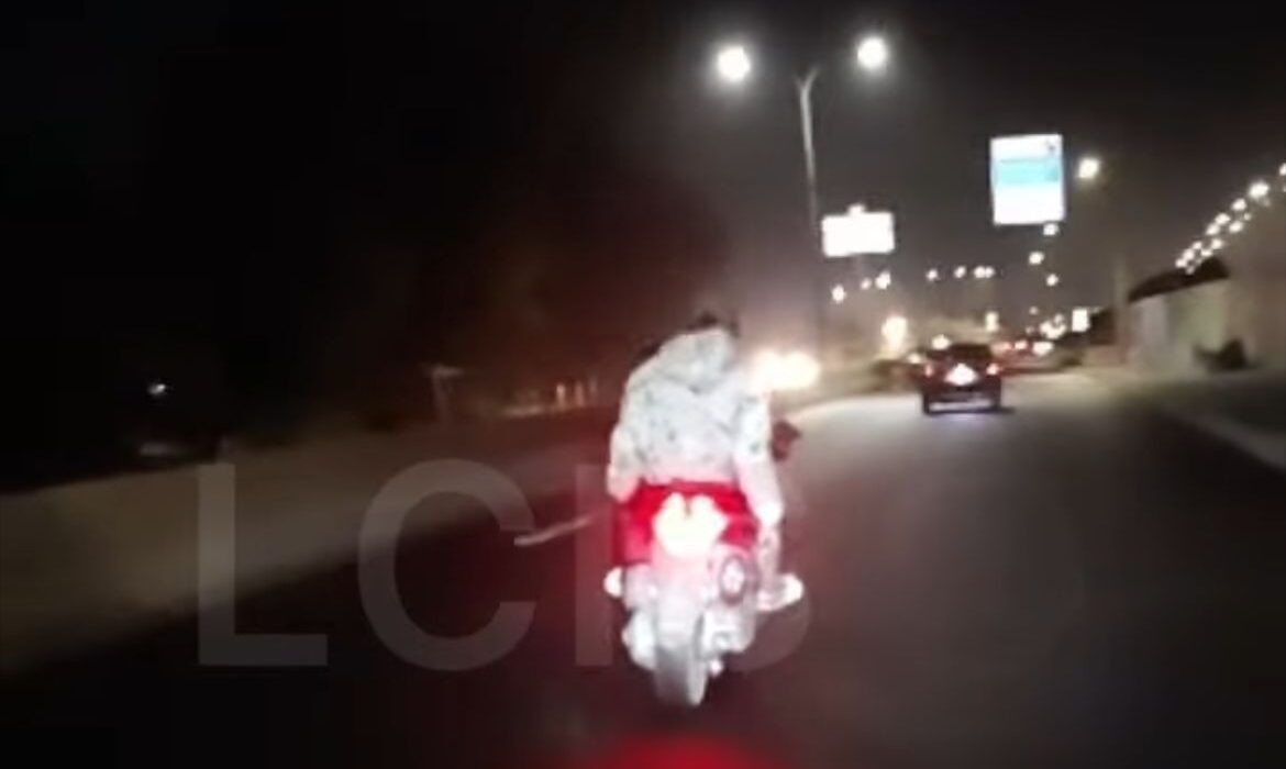 Ils arrachent le sac d’une personne et se font poursuivre par un motard (Vidéo)