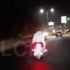 Ils arrachent le sac d’une personne et se font poursuivre par un motard (Vidéo)