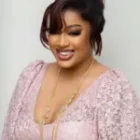 L’actrice Betty signe une nouvelle apparition en misant sur un choix vestimentaire bien précis