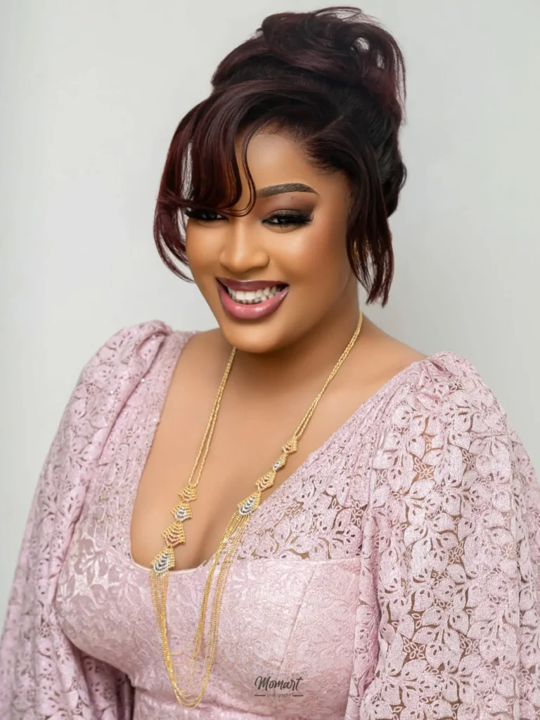 L’actrice Betty signe une nouvelle apparition en misant sur un choix vestimentaire bien précis