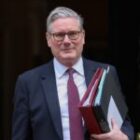 le Royaume-Uni refuse le combat direct mais rallie 35 pays autour d’un objectif maritime précis.