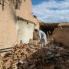 l’effondrement d’une maison tue huit personnes et épargne cet unique membre de la famille