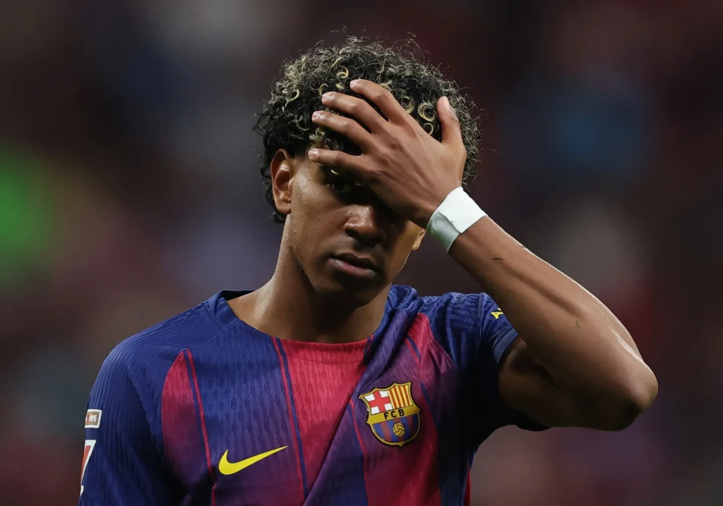Visage fermé après la victoire du Barça en Espagne, Lamine Yamal voit son entraîneur justifier son attitude