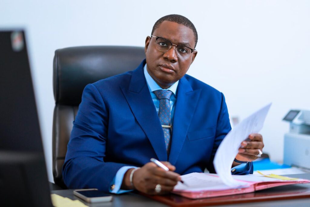 la tutelle se désolidarise et dévoile le dossier disciplinaire de ce haut cadre